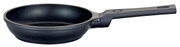 Mini Bratpfanne CLASSIC 18 cm, seitliche Perspektive, schwarzes Design mit ergonomischem Griff.