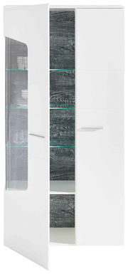 Weiße, zweitürige Vitrine mit Glaseinsätzen und Holzrückwand, teilweise geöffnet, seitliche Perspektive.