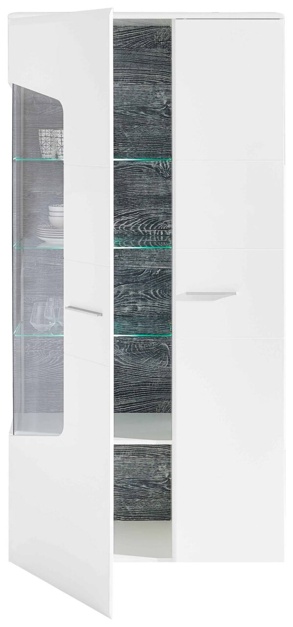 Weiße, zweitürige Vitrine mit Glaseinsätzen und Holzrückwand, teilweise geöffnet, seitliche Perspektive.
