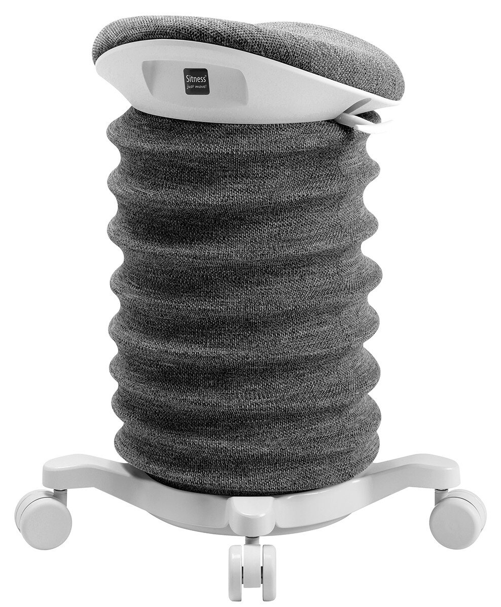 Grijze actieve stoel SITNESS 4D AGR van Topstar, zijaanzicht, met golvend ontwerp en wieltjes.