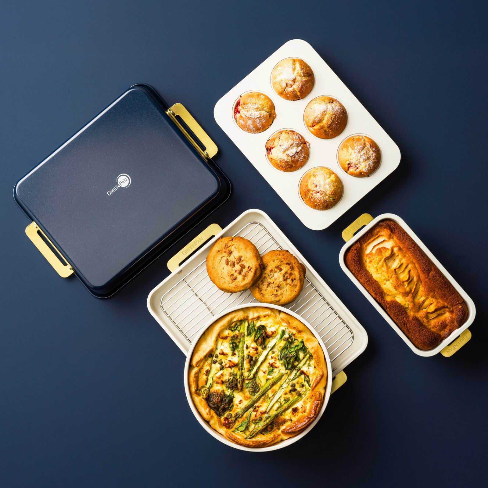 Vogelperspektive auf ein 6-teiliges Backformen-Set mit verschiedenen gebackenen Speisen, darunter Muffins, Quiche und Kuchen.