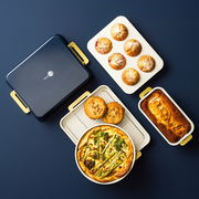 Vogelperspektive auf ein 6-teiliges Backformen-Set mit verschiedenen gebackenen Speisen, darunter Muffins, Quiche und Kuchen.