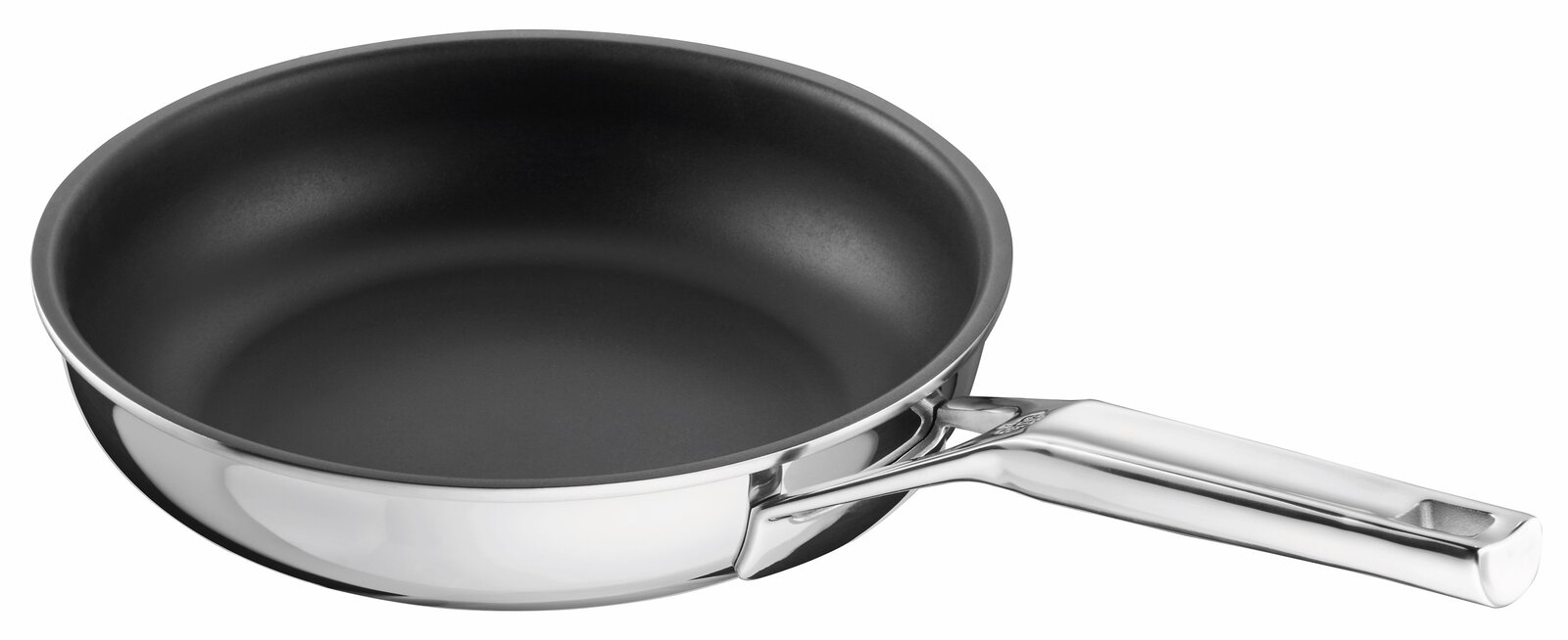 Edelstahl-Bratpfanne mit schwarzer Antihaftbeschichtung und langem Metallgriff, schräg von oben in Seitenansicht freigestellt auf weißem Hintergrund