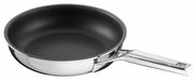 Edelstahl-Bratpfanne mit schwarzer Antihaftbeschichtung und langem Metallgriff, schräg von oben in Seitenansicht freigestellt auf weißem Hintergrund