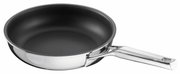 Edelstahl-Bratpfanne mit schwarzer Antihaftbeschichtung und langem Metallgriff, schräg von oben in Seitenansicht freigestellt auf weißem Hintergrund