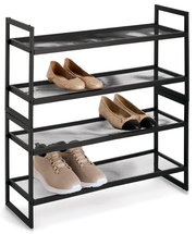 Schuhregal mit vier Ablagen aus schwarzem Metall, seitliche Perspektive, mit verschiedenen Schuhen bestückt