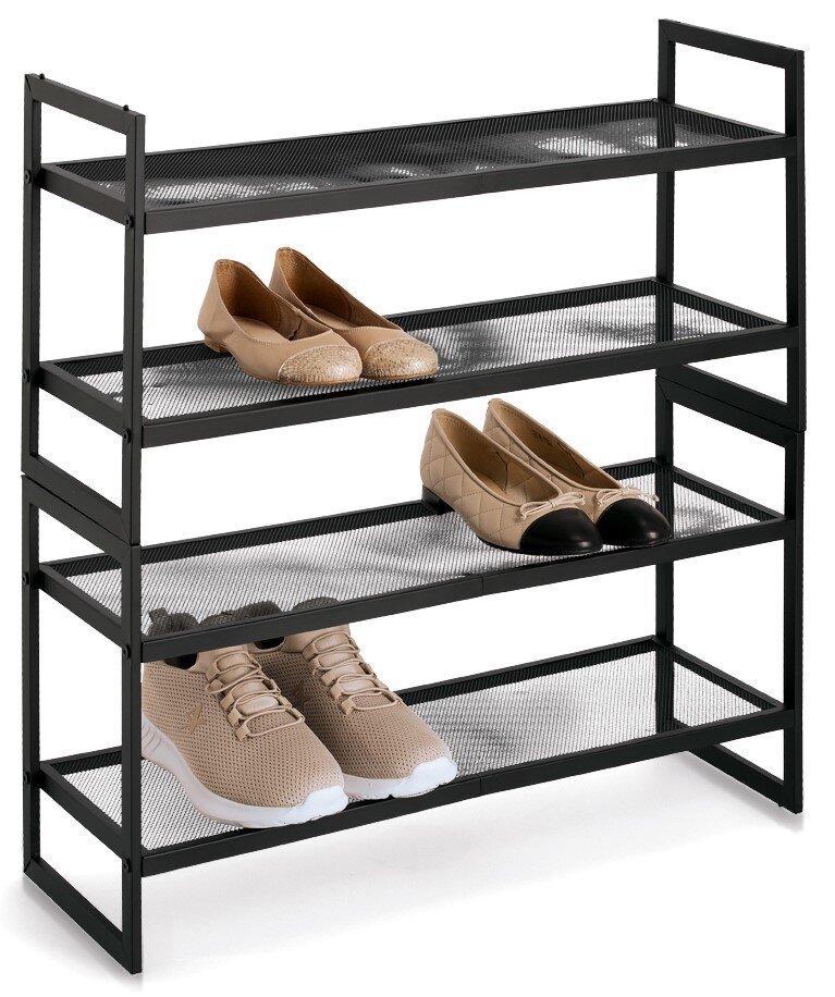 Schuhregal mit vier Ablagen aus schwarzem Metall, seitliche Perspektive, mit verschiedenen Schuhen bestückt