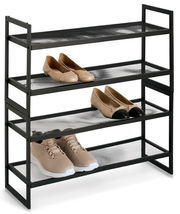 Schuhregal mit vier Ablagen aus schwarzem Metall, seitliche Perspektive, mit verschiedenen Schuhen bestückt