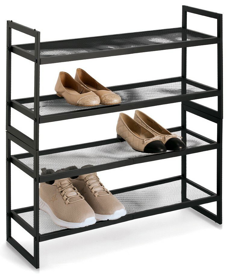 Schuhregal mit vier Ablagen aus schwarzem Metall, seitliche Perspektive, mit verschiedenen Schuhen bestückt