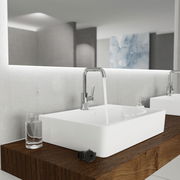 Moderne Waschtischarmatur in einem stilvollen Badezimmer, seitliche Perspektive