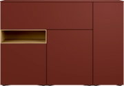Bordeauxrotes Sideboard mit glatten Fronten, einem offenen Holzfach links und drei Türen, frontal in leichter Aufsicht dargestellt