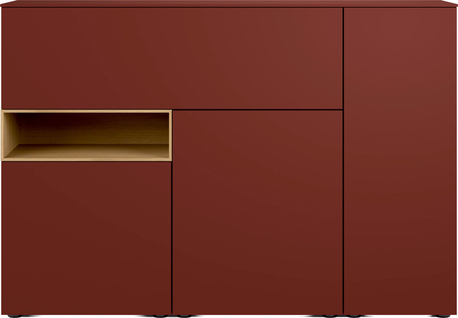 Bordeauxrotes Sideboard mit glatten Fronten, einem offenen Holzfach links und drei Türen, frontal in leichter Aufsicht dargestellt