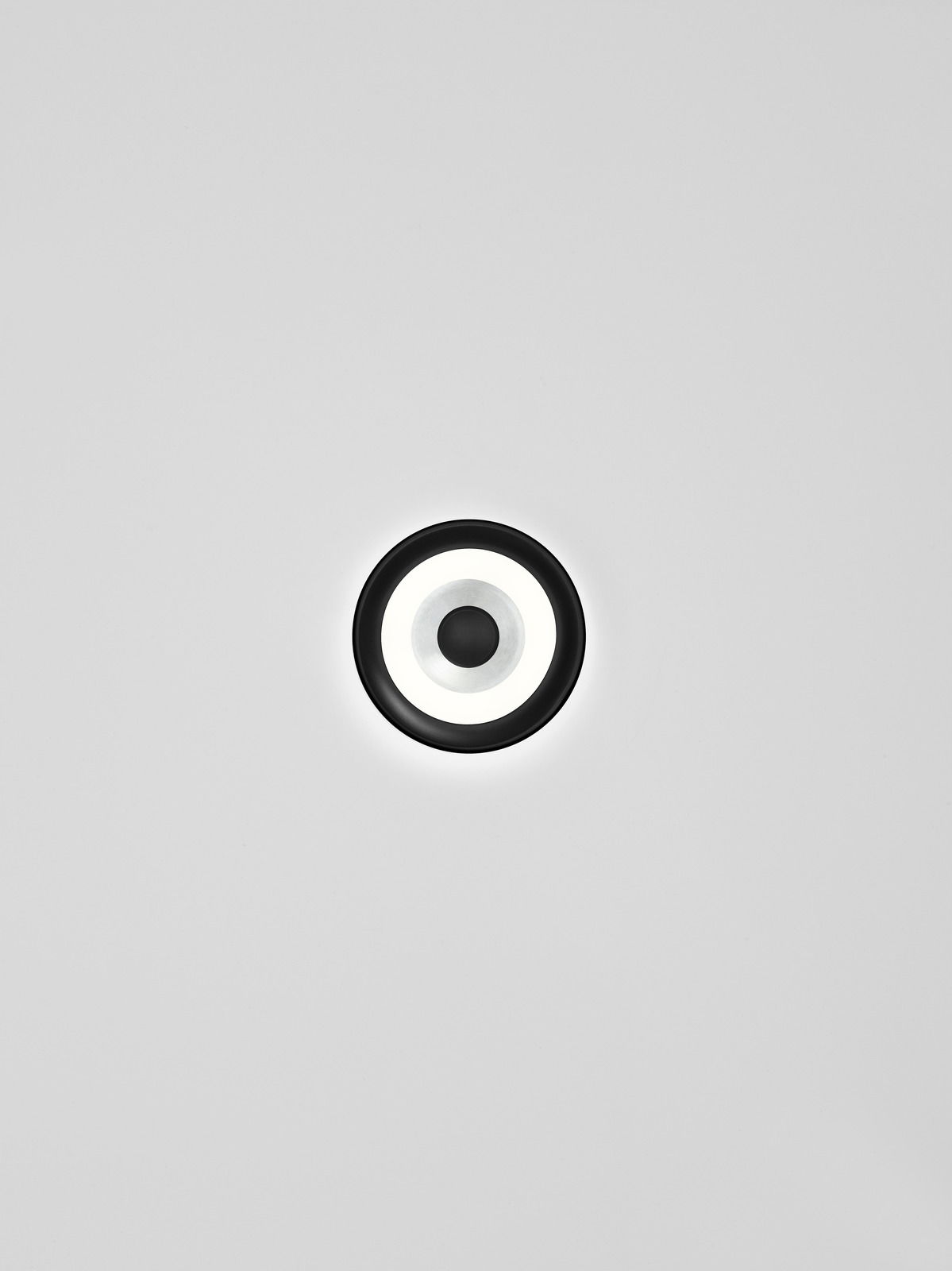 Hell LED-Wandleuchte SPEAKER Runde LED-Wandleuchte mit modernem Design, von vorne betrachtet.