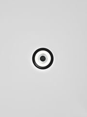 Runde LED-Wandleuchte mit modernem Design, von vorne betrachtet.