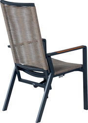 Gartenstuhl mit dunkelgrauem Metallrahmen, Armlehnen mit Holzauflage und taupefarbenem Seilgeflecht an Rückenlehne und Sitzfläche, schräg von hinten links fotografiert