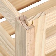 Nahaufnahme einer hölzernen Aufbewahrungskiste mit sichtbaren Verbindungen und natürlicher Holzmaserung, Perspektive von oben.