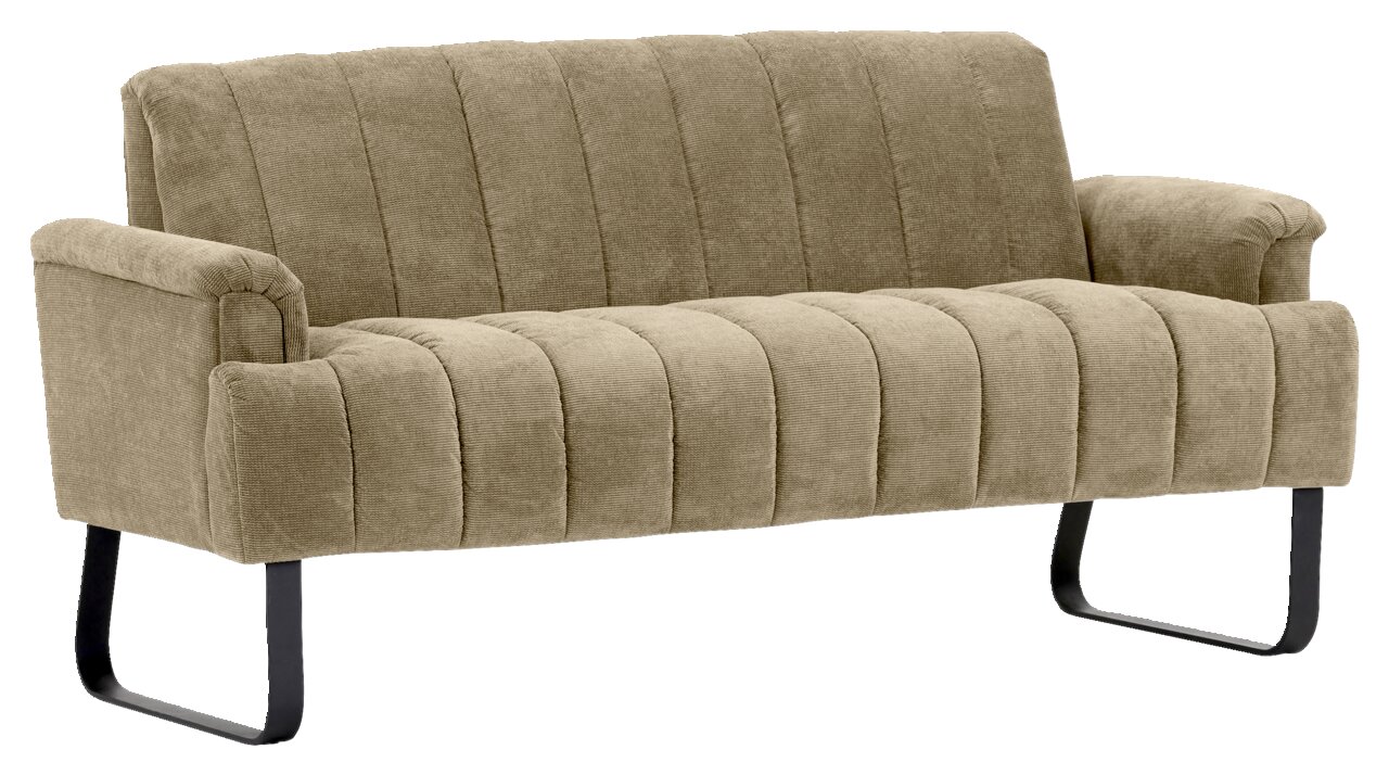 Beige 2,5er-Sitzbank mit gestepptem Stoffbezug und schwarzen Metallbeinen, seitliche Perspektive
