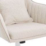 Nahaufnahme eines beigen Homeoffice-Drehstuhls mit gepolstertem Sitz und Rückenlehne, seitliche Perspektive