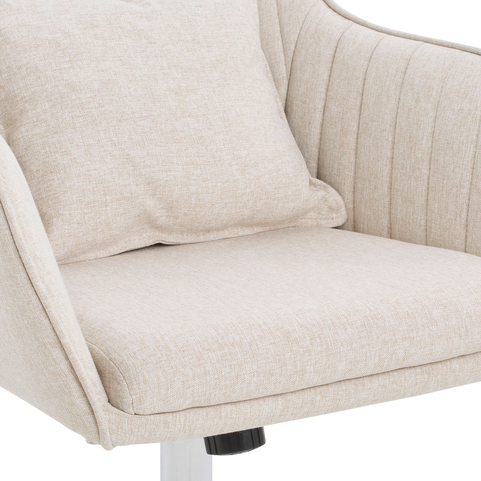 Nahaufnahme eines beigen Homeoffice-Drehstuhls mit gepolstertem Sitz und Rückenlehne, seitliche Perspektive