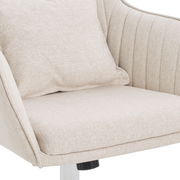 Nahaufnahme eines beigen Homeoffice-Drehstuhls mit gepolstertem Sitz und Rückenlehne, seitliche Perspektive