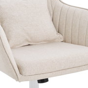 Nahaufnahme eines beigen Homeoffice-Drehstuhls mit gepolstertem Sitz und Rückenlehne, seitliche Perspektive