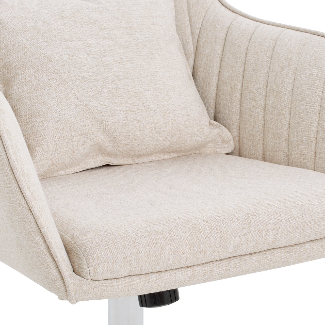 Close-up van een beige draaistoel voor thuis, met gestoffeerde zitting en rugleuning, gezien vanaf de zijkant