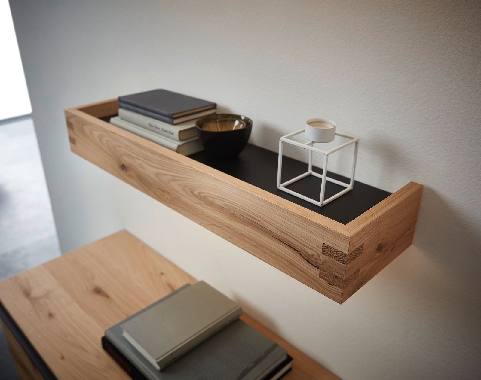 Wandboard aus Holz mit Büchern und Dekoration, seitliche Perspektive