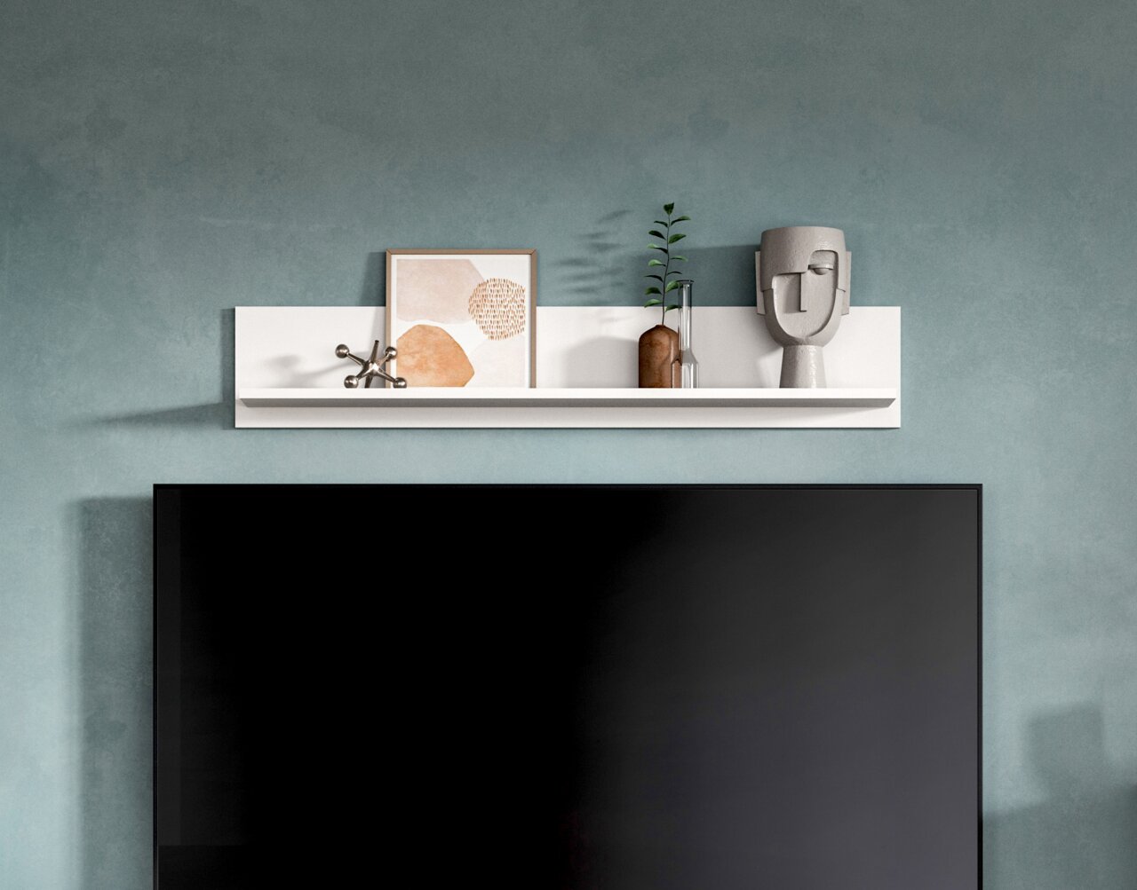 Weißes, schwebendes Wandregal über einem großen Flachbildfernseher an blaugrüner Wand, dekoriert mit gerahmtem Bild, Glasvase mit Zweig und grauer Skulptur; Frontalansicht.