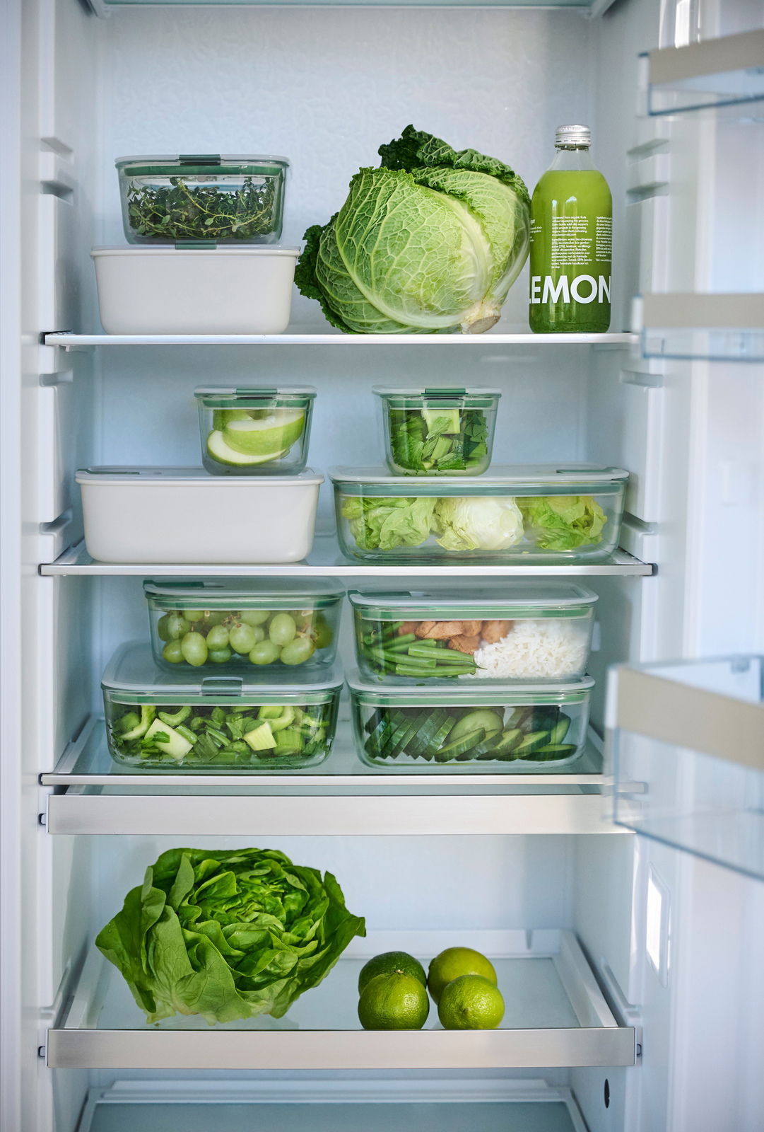 Glas Frischhaltedosen Easyclip in einem Kühlschrank, gefüllt mit frischem Gemüse und Obst, aus der Frontperspektive fotografiert.