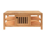 Frontansicht eines Couchtisches aus Holz mit zwei offenen Regalböden und einer mittigen Tür mit vertikalen Streben.