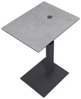 Moderner Beistelltisch mit quadratischer grauer Tischplatte und schwarzem Metallfuß, aus der Vogelperspektive fotografiert.