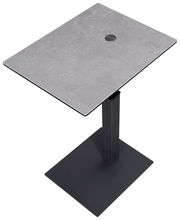 Moderner Beistelltisch mit quadratischer grauer Tischplatte und schwarzem Metallfuß, aus der Vogelperspektive fotografiert.