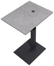 Moderner Beistelltisch mit quadratischer grauer Tischplatte und schwarzem Metallfuß, aus der Vogelperspektive fotografiert.