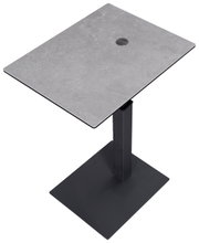 Moderner Beistelltisch mit quadratischer grauer Tischplatte und schwarzem Metallfuß, aus der Vogelperspektive fotografiert.