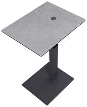 Moderner Beistelltisch mit quadratischer grauer Tischplatte und schwarzem Metallfuß, aus der Vogelperspektive fotografiert.