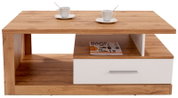 Moderner Couchtisch aus Holz mit weißer Schublade, zwei Tassen und einem Magazin, Frontalansicht.