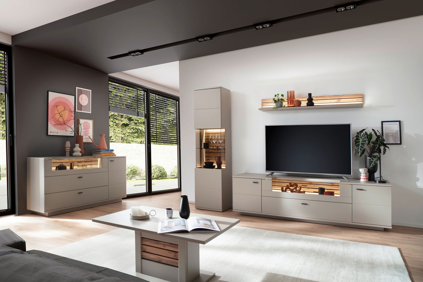 Modernes Wohnzimmer mit Sideboard in hellem Holz und Weiß, seitliche Perspektive.