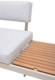 Detailansicht einer Lounge-Kombination mit hellgrauem Kissen und Holzlatten-Tischfläche.
