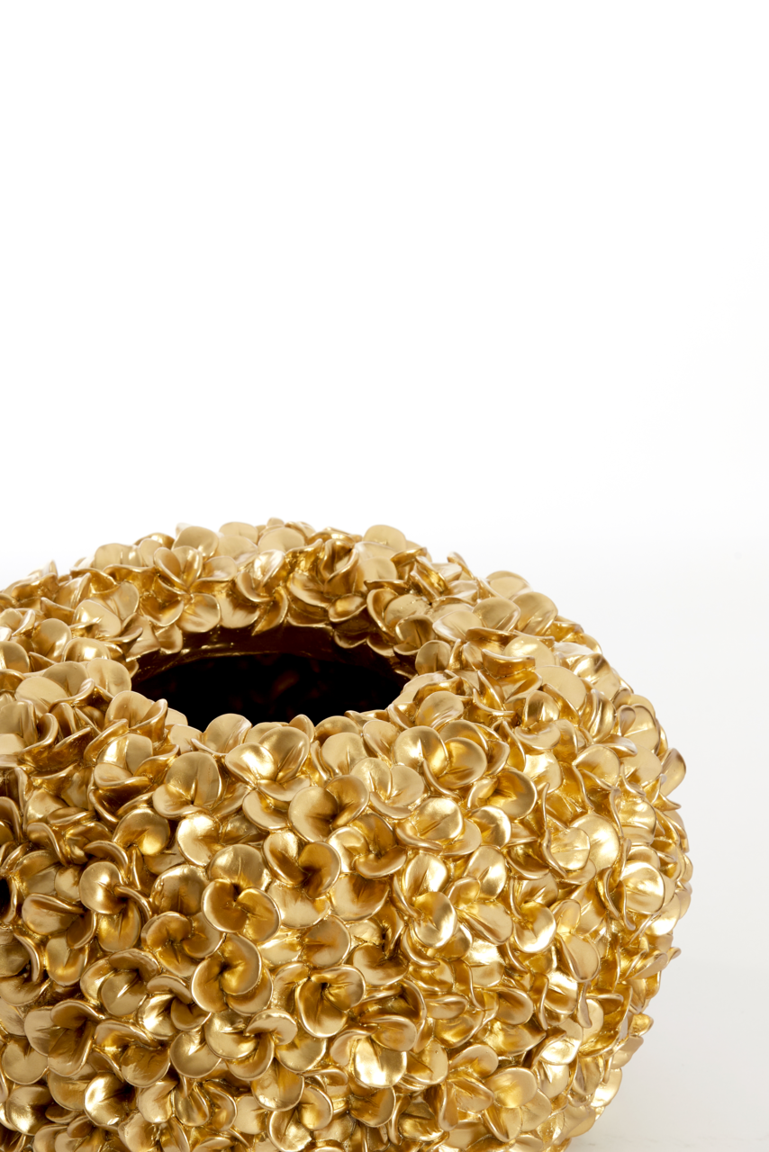 Goldene Vase mit blütenartiger Struktur, von oben betrachtet.