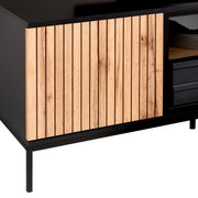 Close-up van een tv-lowboard met houten lamellen en een zwart frame, gezien vanaf de zijkant