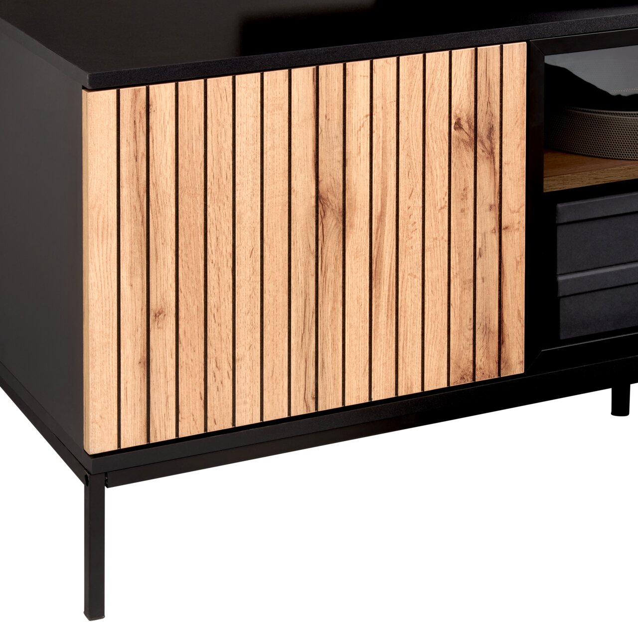 Close-up van een tv-lowboard met houten lamellen en een zwart frame, gezien vanaf de zijkant