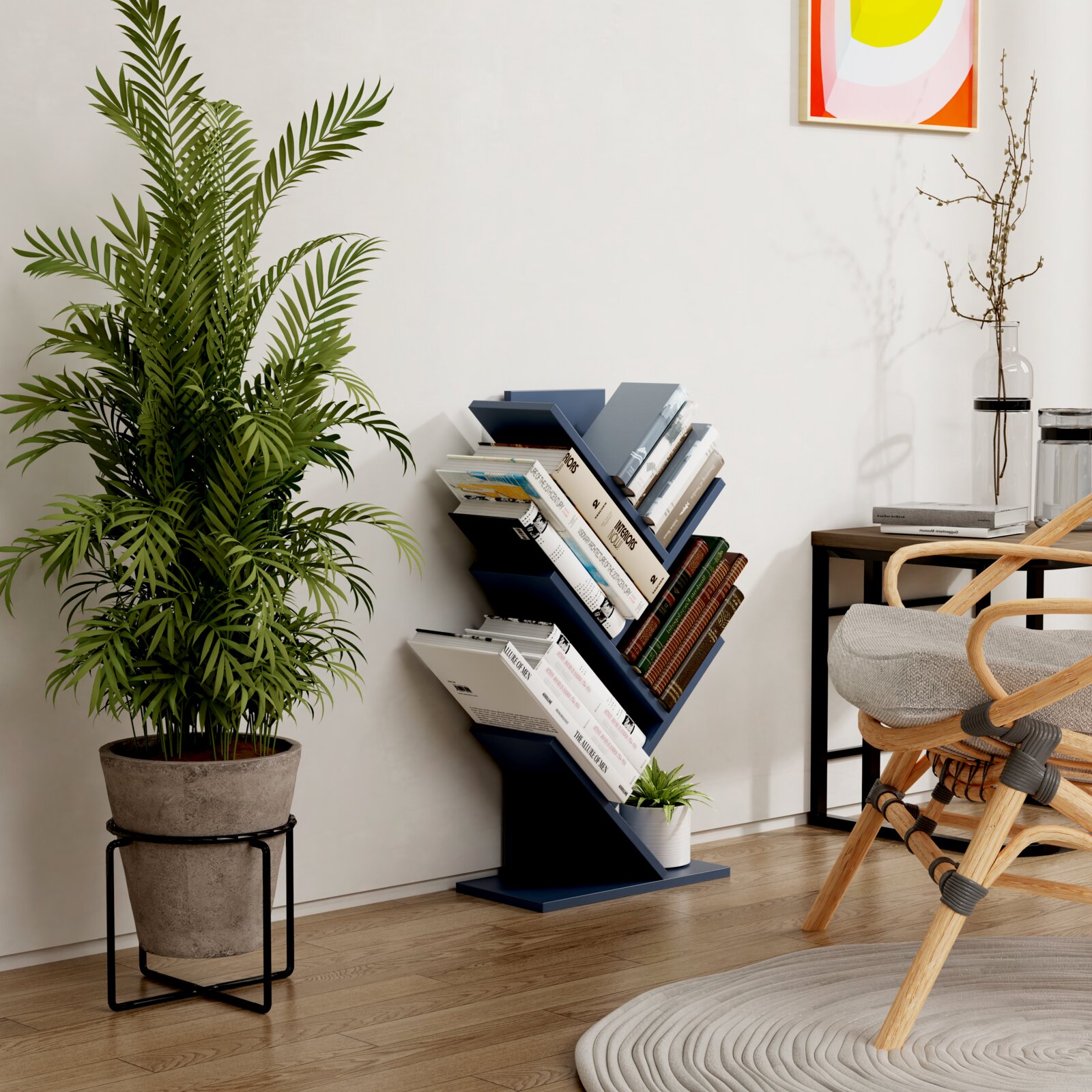 Modernes blaues Bücherregal in Zickzack-Form mit mehreren Ablagen, schräg stehend und mit Büchern bestückt, in einem hellen Wohnzimmer neben einer großen Zimmerpflanze – Perspektive: frontale leicht schräge Seitenansicht.