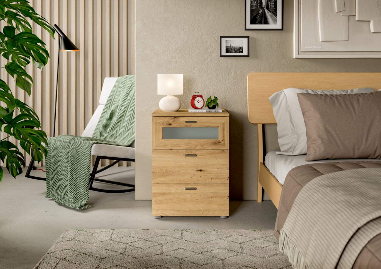 Nachtkommode aus Holz mit drei Schubladen, dekoriert mit einer Lampe und einem Wecker, seitliche Perspektive.