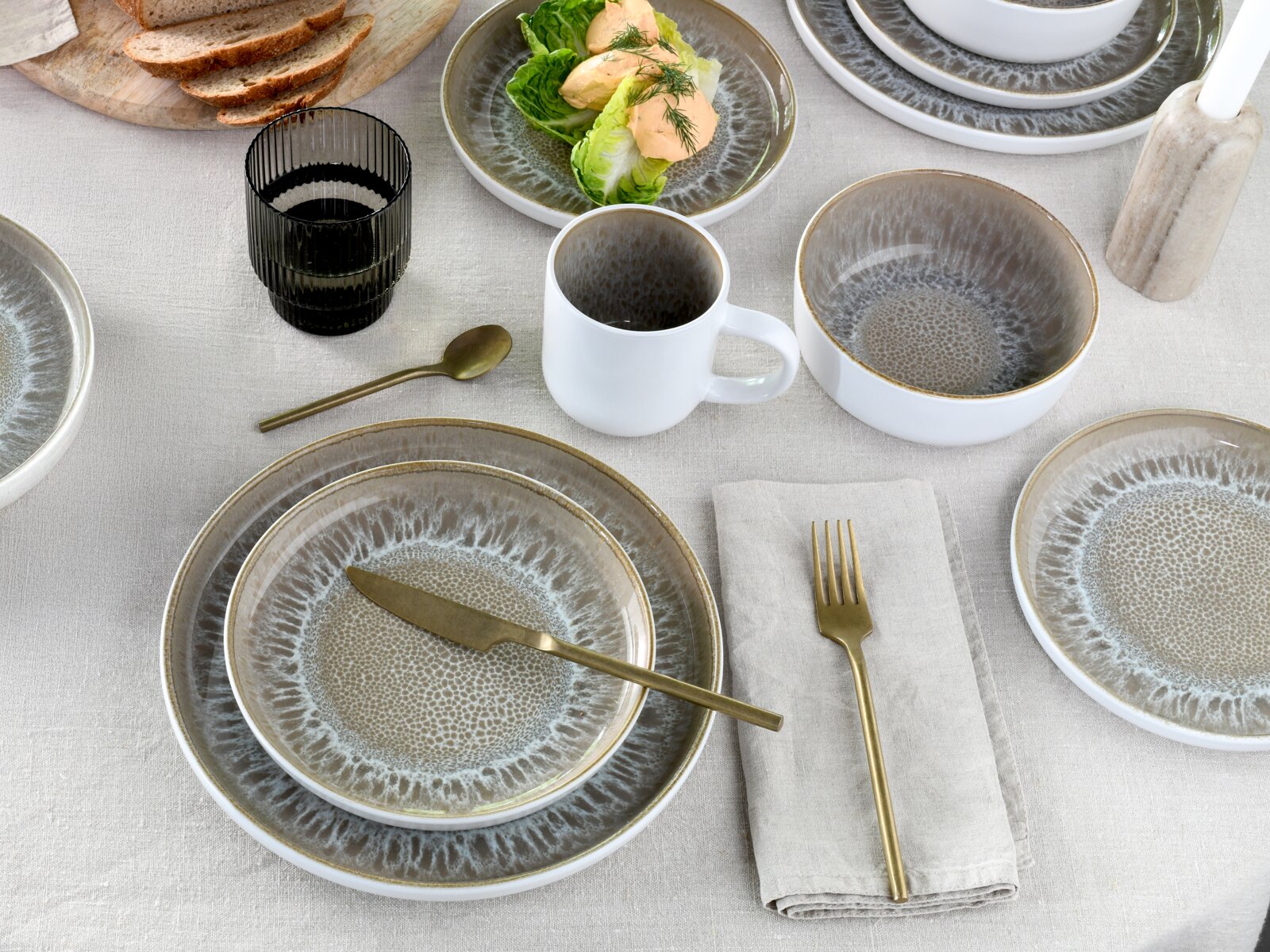Kombiservice 16-tlg. Sand in Draufsicht, bestehend aus Tellern, Schalen und Tassen mit elegantem, strukturiertem Design in Erdtönen, arrangiert auf einem gedeckten Tisch.