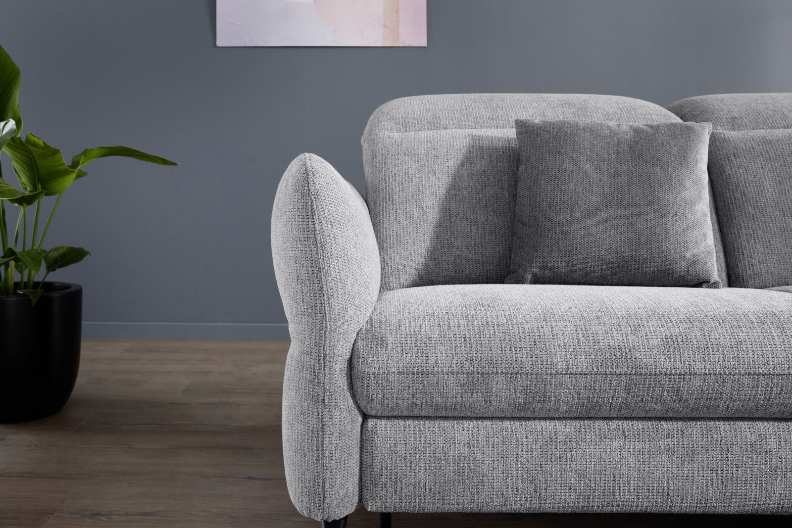 Graue Polsterrundecke mit Kissen, seitliche Perspektive, moderne Einrichtung