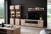 Moderne Wandkombination aus Holz mit zwei Vitrinen, TV-Schrank und Wandregal, seitliche Perspektive