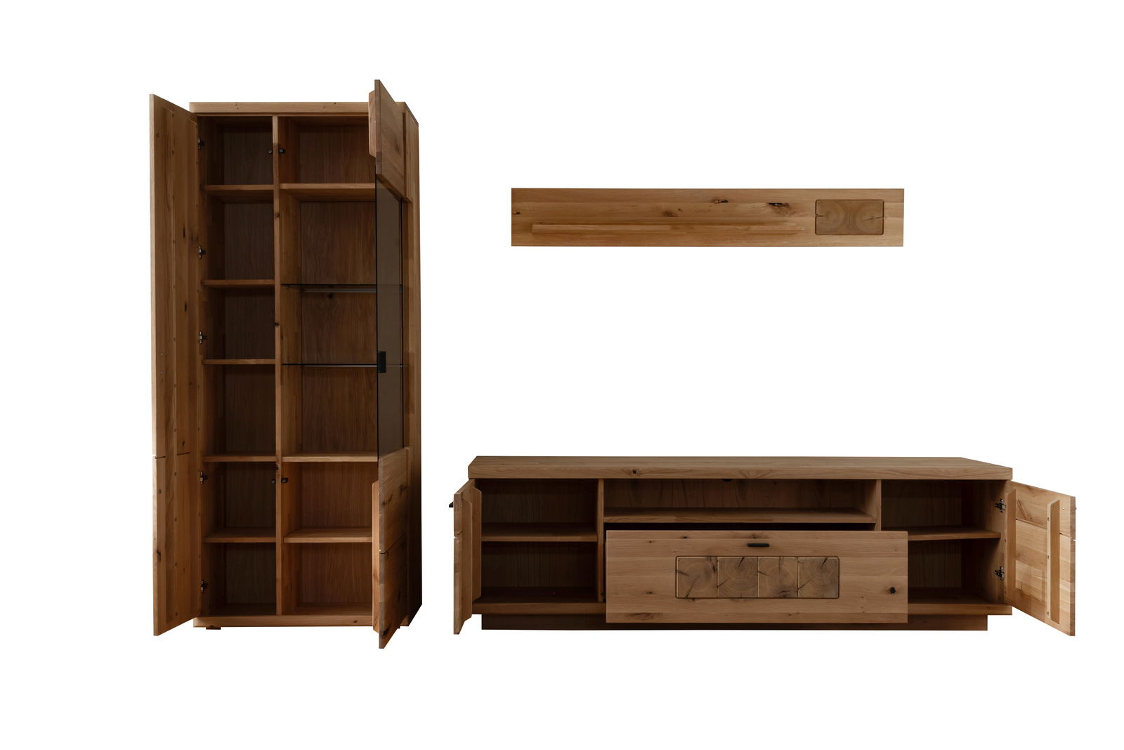 Wandkombination Linea Natura PHÖNIX aus Holz, bestehend aus einem hohen Schrank mit offenen Türen und einem niedrigen TV-Schrank mit offenen Fächern, aus frontaler Perspektive.