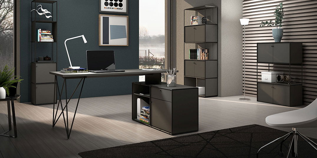 Modernes Homeoffice mit schwarzem Schreibtisch, Regalen und stilvoller Einrichtung im minimalistischen Design.