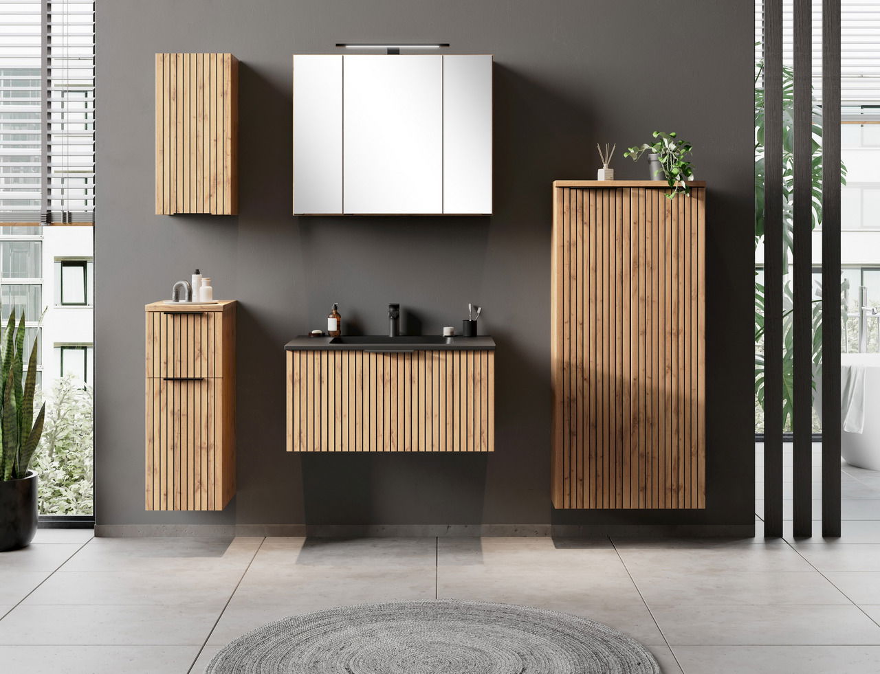 Modernes Waschtisch-Set 80 cm mit Holzlamellen-Design, bestehend aus einem Waschbecken, einem Spiegel und mehreren Schränken, frontal betrachtet.