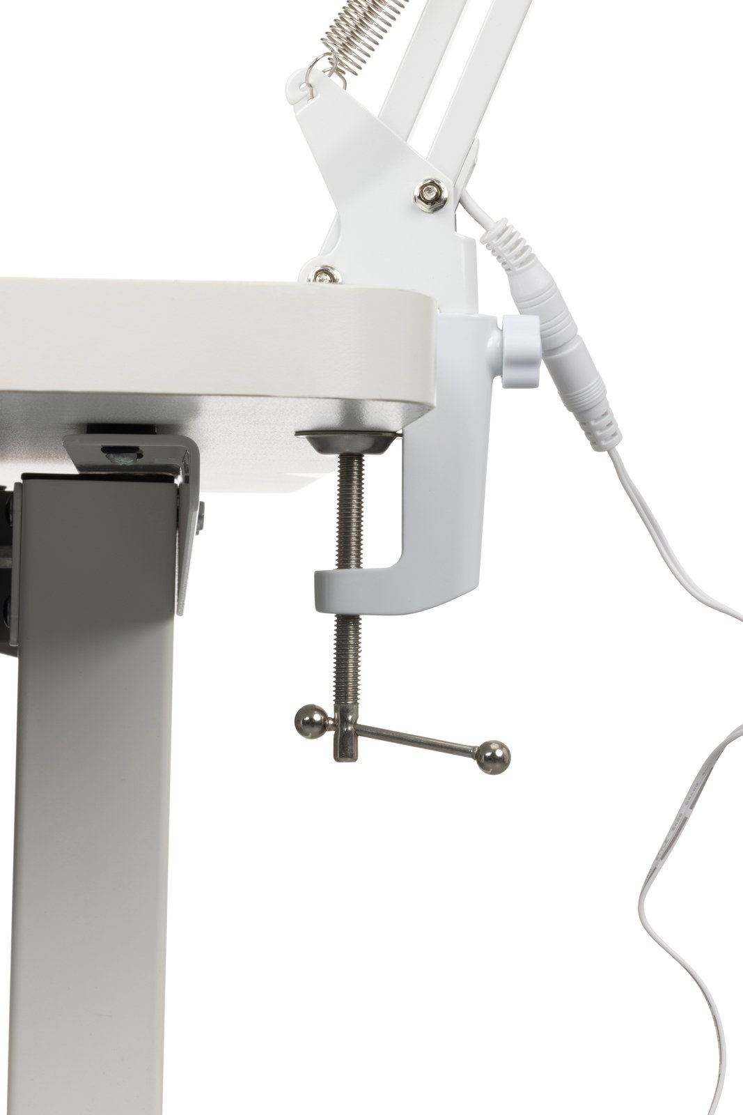 Seitliche Ansicht einer weißen Schreibtischleuchte mit Klemmbefestigung an einer Tischkante.